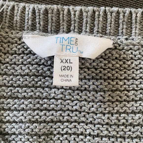 Women’s plus size sweater - Picture 2 of 2